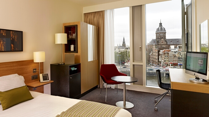 Executive Guest Room: With access to the Executive Lounge, guests can enjoy spectacular views over the historic city center, complimentary breakfast, access to an Apple iMac PC/TV and free WiFi